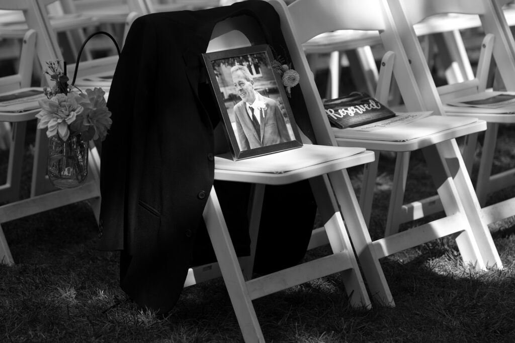 A touching image of Karis's father sat on a chair during the ceremony, along with his suit jacket